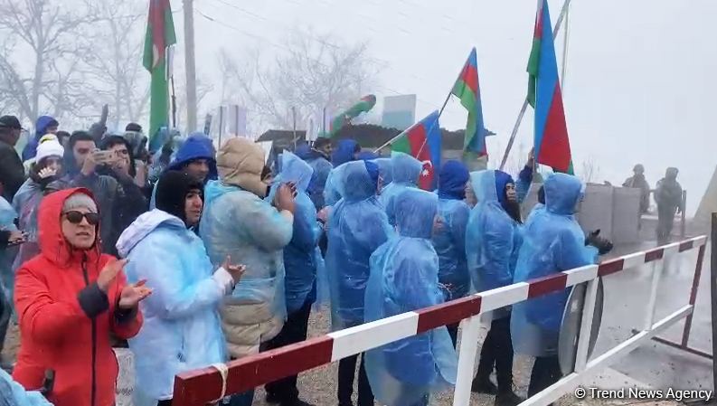 Aksiya iştirakçıları Laçın yolunda Azərbaycan əsgərlərinə dəstək olublar (VİDEO)