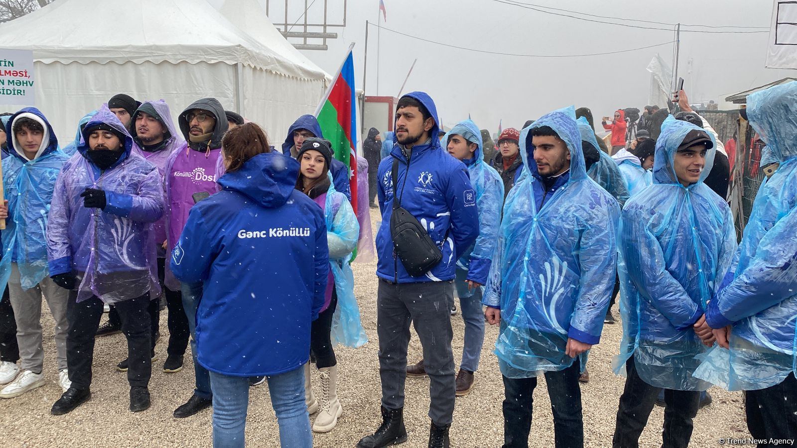 Hava şəraitinin pisləşməsinə baxmayaraq, aksiya iştirakçıları etirazlarını davam etdirirlər (FOTO/VİDEO)