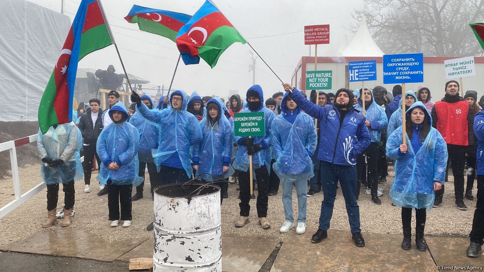 Hava şəraitinin pisləşməsinə baxmayaraq, aksiya iştirakçıları etirazlarını davam etdirirlər (FOTO/VİDEO)