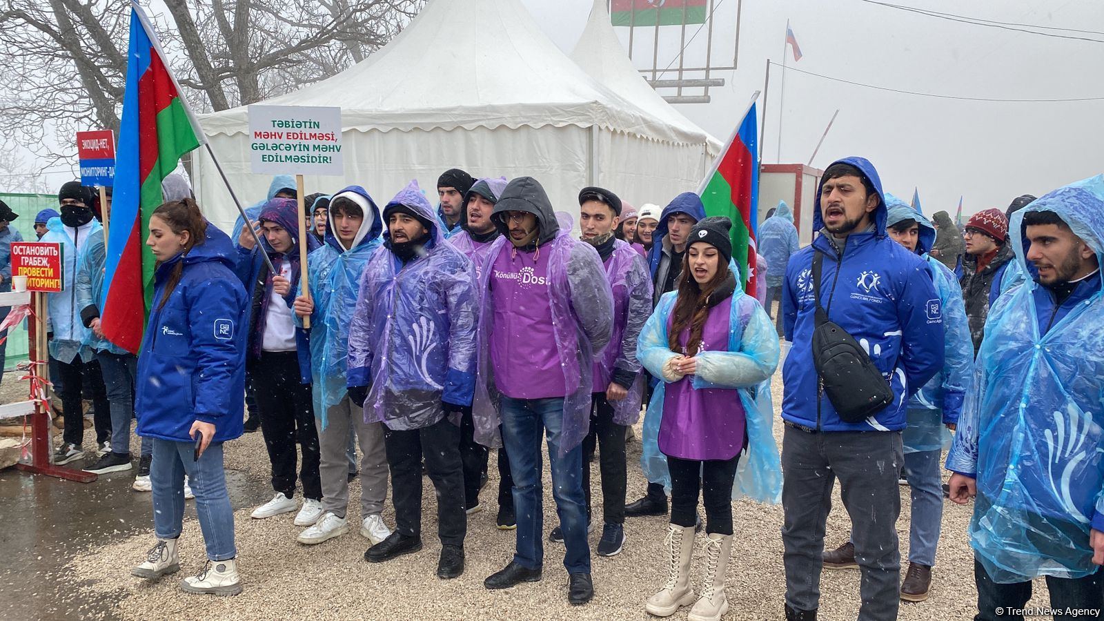 Hava şəraitinin pisləşməsinə baxmayaraq, aksiya iştirakçıları etirazlarını davam etdirirlər (FOTO/VİDEO)