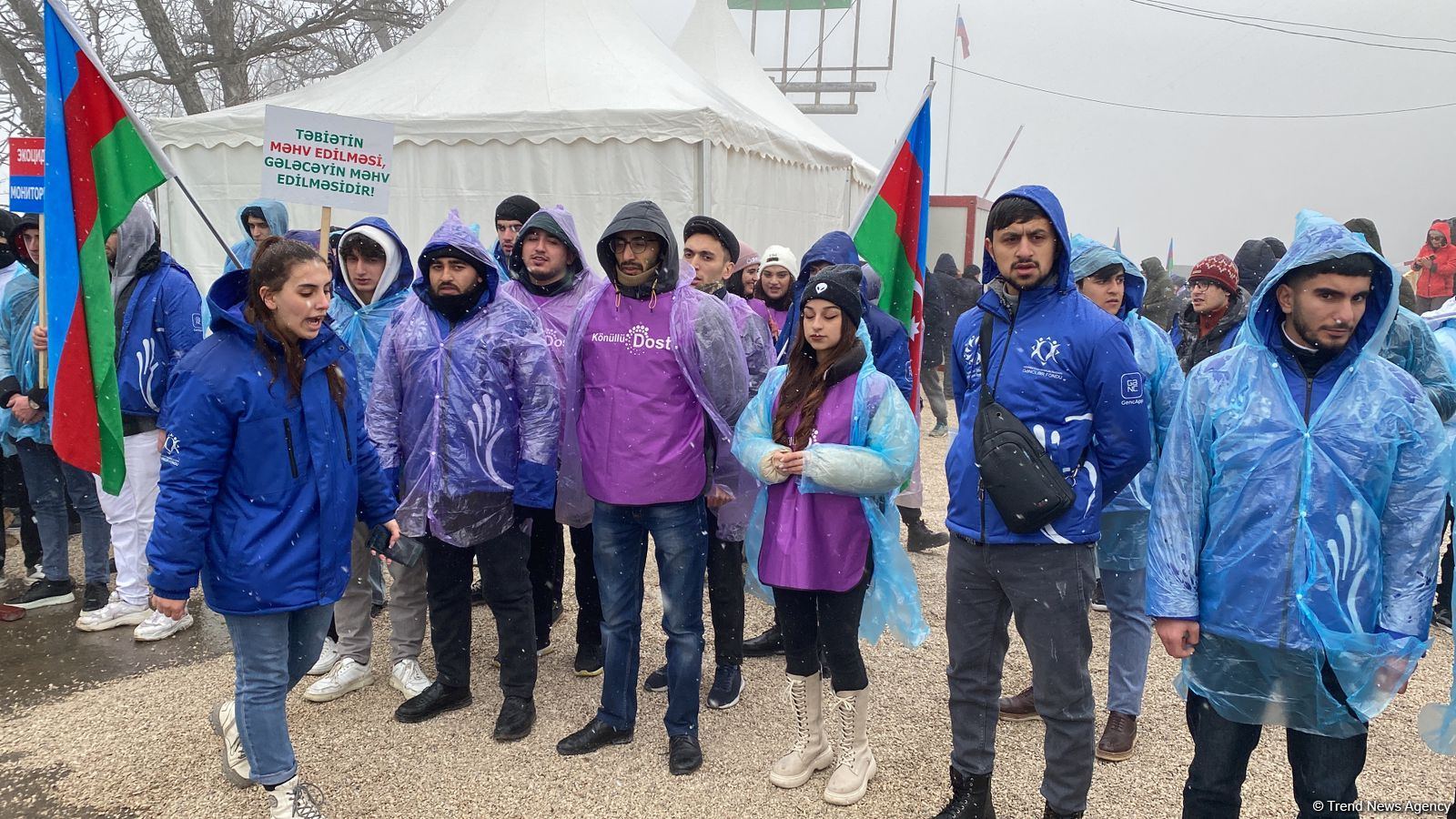 Hava şəraitinin pisləşməsinə baxmayaraq, aksiya iştirakçıları etirazlarını davam etdirirlər (FOTO/VİDEO)