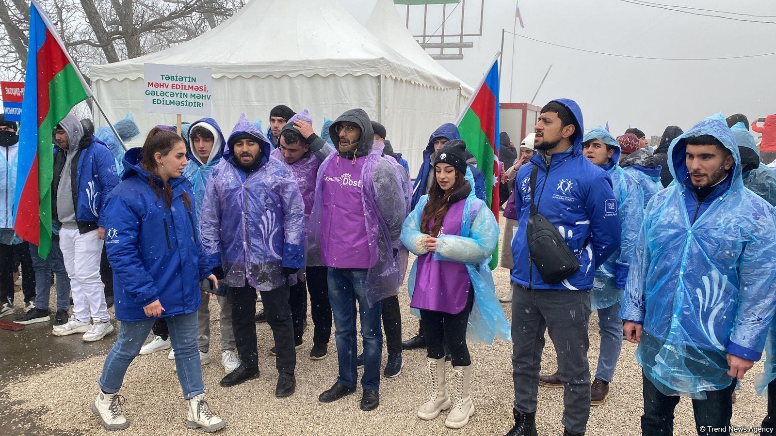 Hava şəraitinin pisləşməsinə baxmayaraq, aksiya iştirakçıları etirazlarını davam etdirirlər (FOTO/VİDEO)