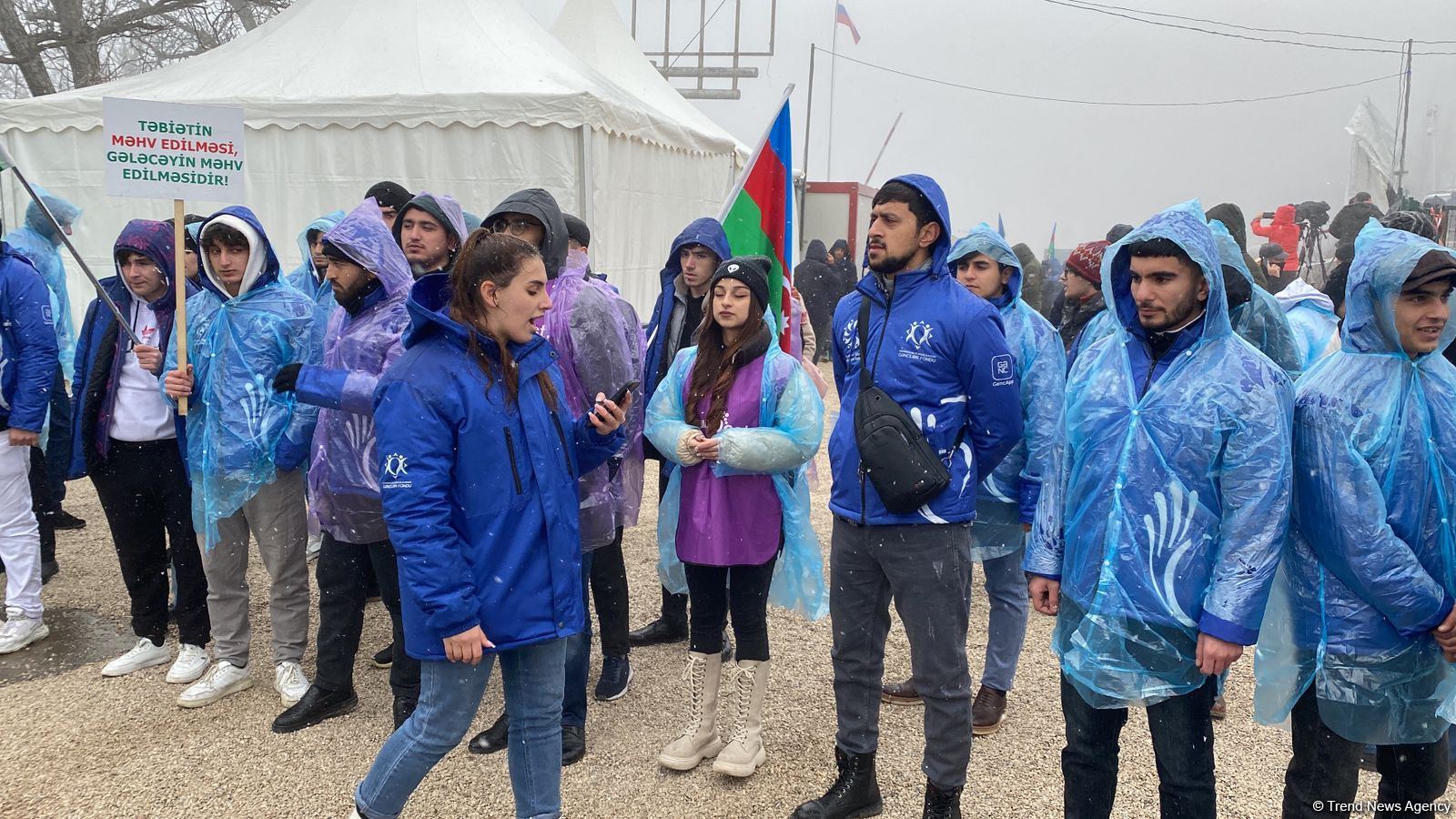 Hava şəraitinin pisləşməsinə baxmayaraq, aksiya iştirakçıları etirazlarını davam etdirirlər (FOTO/VİDEO)
