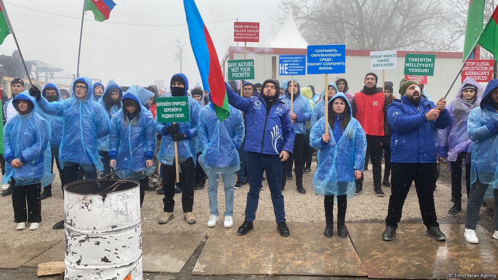 Hava şəraitinin pisləşməsinə baxmayaraq, aksiya iştirakçıları etirazlarını davam etdirirlər (FOTO/VİDEO)
