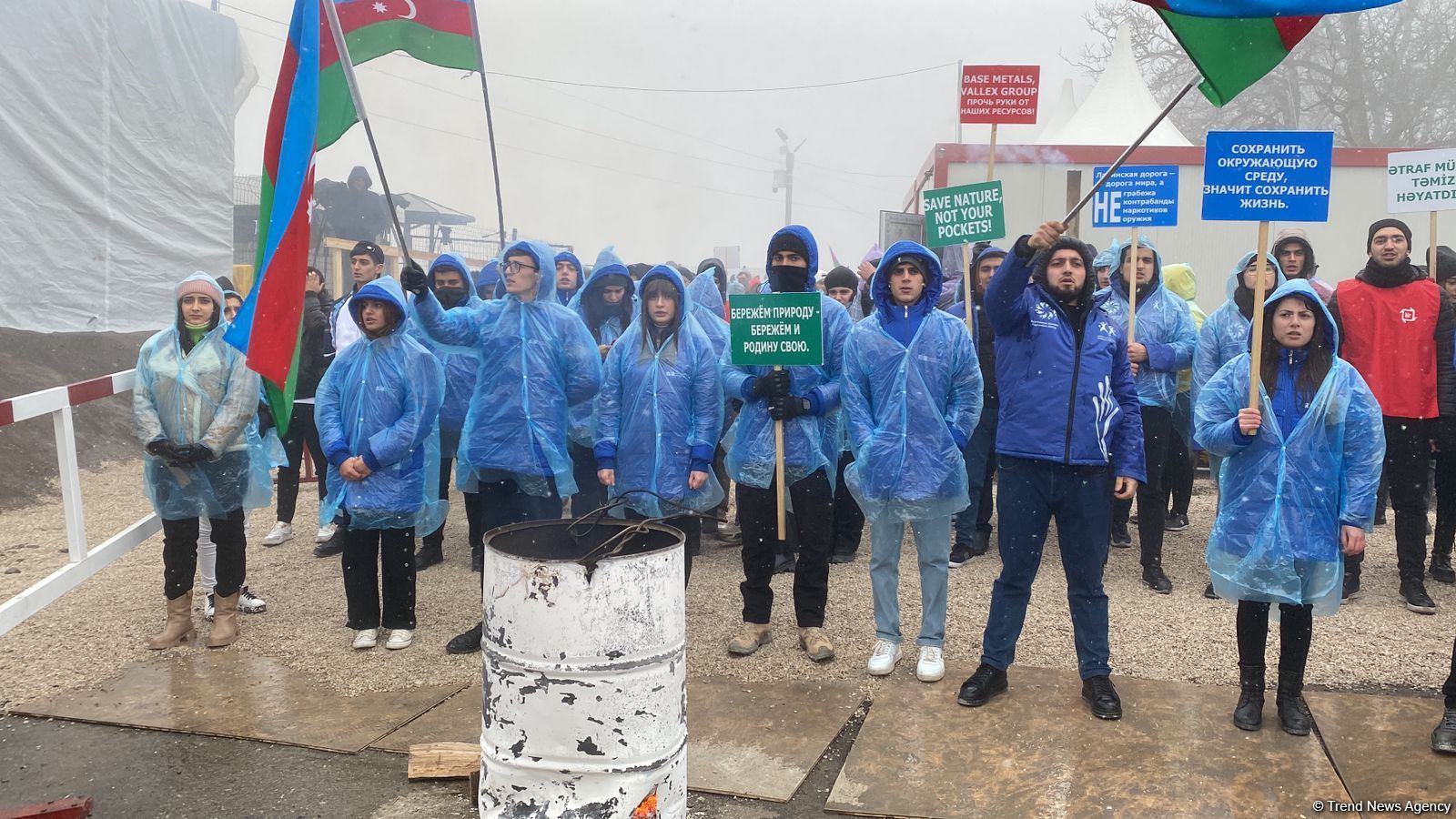 Hava şəraitinin pisləşməsinə baxmayaraq, aksiya iştirakçıları etirazlarını davam etdirirlər (FOTO/VİDEO)
