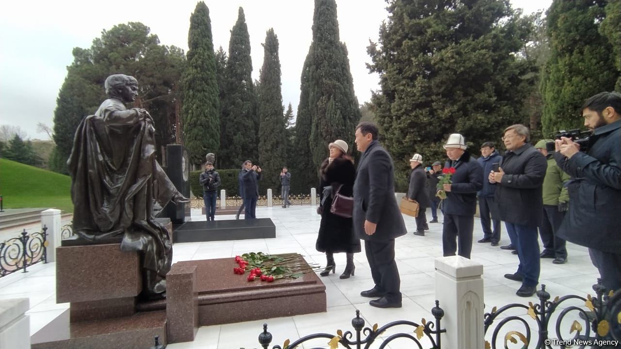 TDT-nin Bakı-Şuşa forumunun iştirakçıları Fəxri və Şəhidlər xiyabanlarını ziyarət ediblər (FOTO)