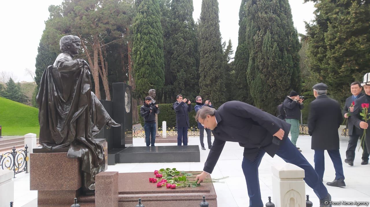 TDT-nin Bakı-Şuşa forumunun iştirakçıları Fəxri və Şəhidlər xiyabanlarını ziyarət ediblər (FOTO)