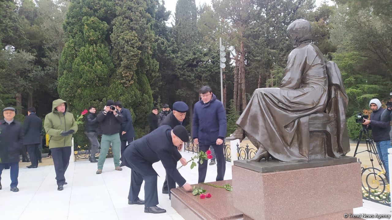 TDT-nin Bakı-Şuşa forumunun iştirakçıları Fəxri və Şəhidlər xiyabanlarını ziyarət ediblər (FOTO)