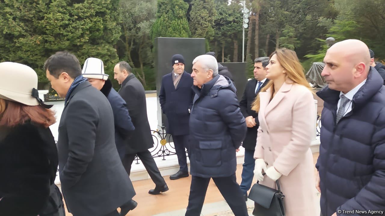TDT-nin Bakı-Şuşa forumunun iştirakçıları Fəxri və Şəhidlər xiyabanlarını ziyarət ediblər (FOTO)