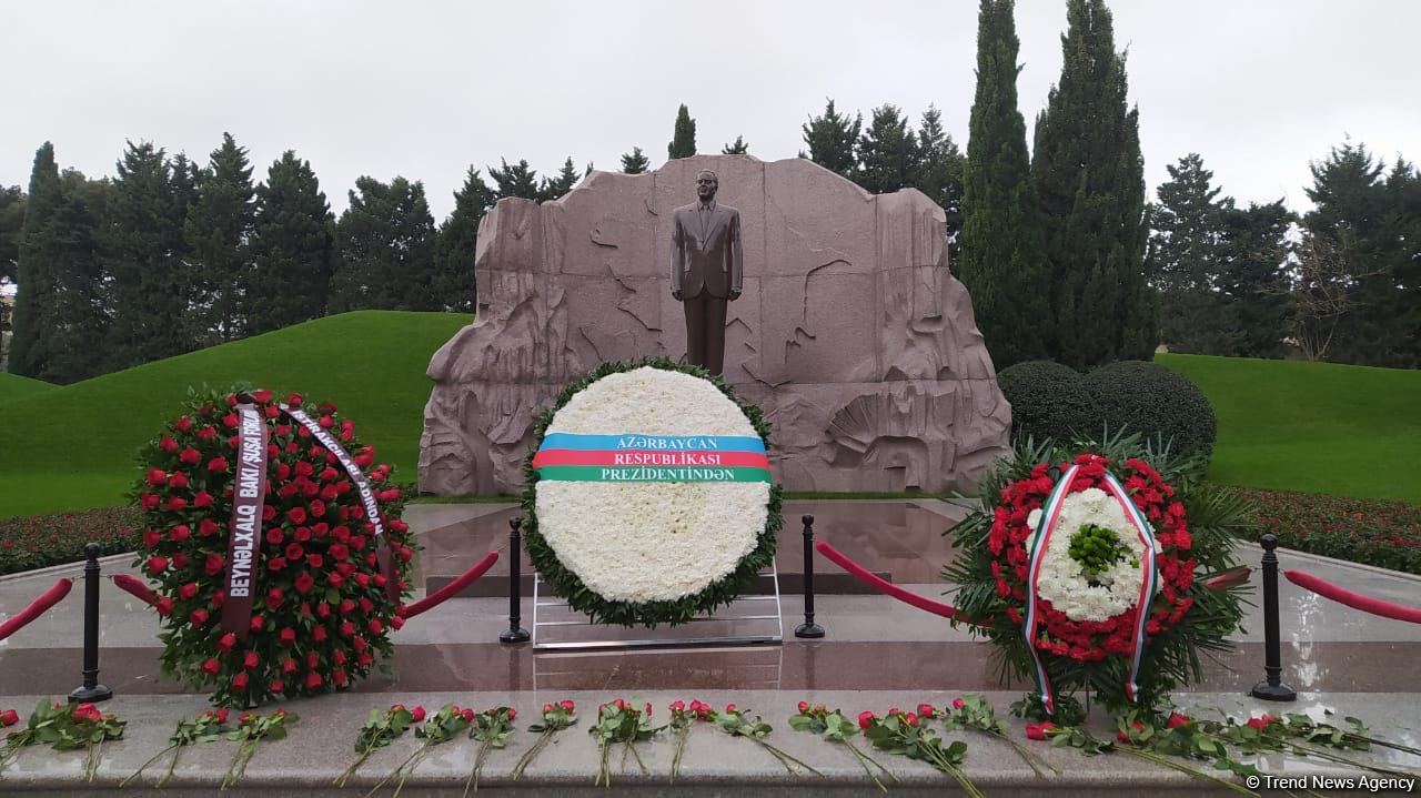 TDT-nin Bakı-Şuşa forumunun iştirakçıları Fəxri və Şəhidlər xiyabanlarını ziyarət ediblər (FOTO)