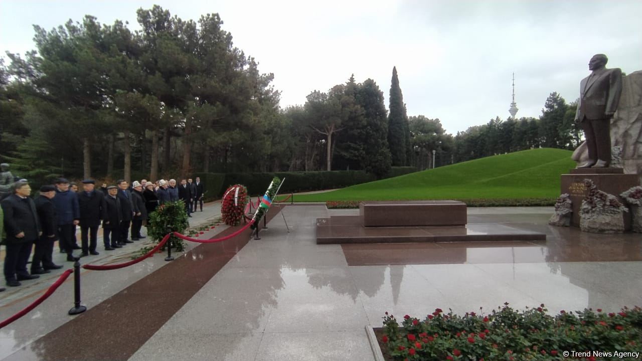 TDT-nin Bakı-Şuşa forumunun iştirakçıları Fəxri və Şəhidlər xiyabanlarını ziyarət ediblər (FOTO)
