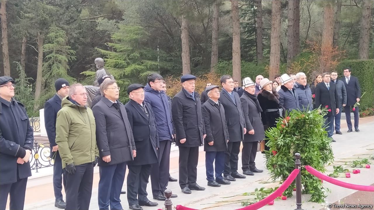 TDT-nin Bakı-Şuşa forumunun iştirakçıları Fəxri və Şəhidlər xiyabanlarını ziyarət ediblər (FOTO)