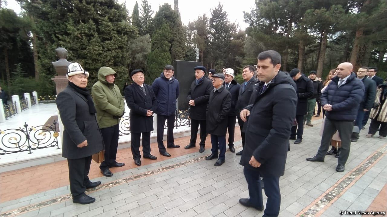 TDT-nin Bakı-Şuşa forumunun iştirakçıları Fəxri və Şəhidlər xiyabanlarını ziyarət ediblər (FOTO)