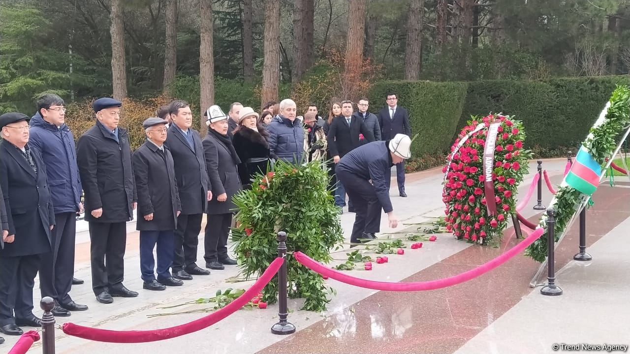 TDT-nin Bakı-Şuşa forumunun iştirakçıları Fəxri və Şəhidlər xiyabanlarını ziyarət ediblər (FOTO)