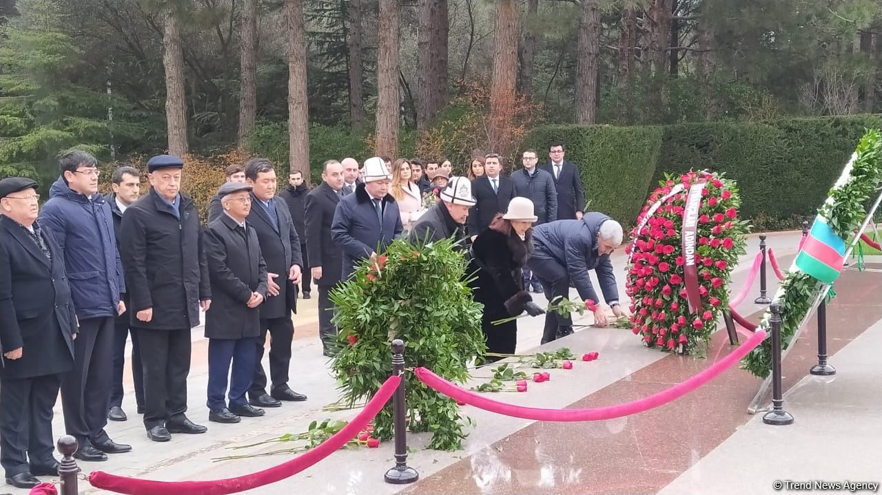 TDT-nin Bakı-Şuşa forumunun iştirakçıları Fəxri və Şəhidlər xiyabanlarını ziyarət ediblər (FOTO)