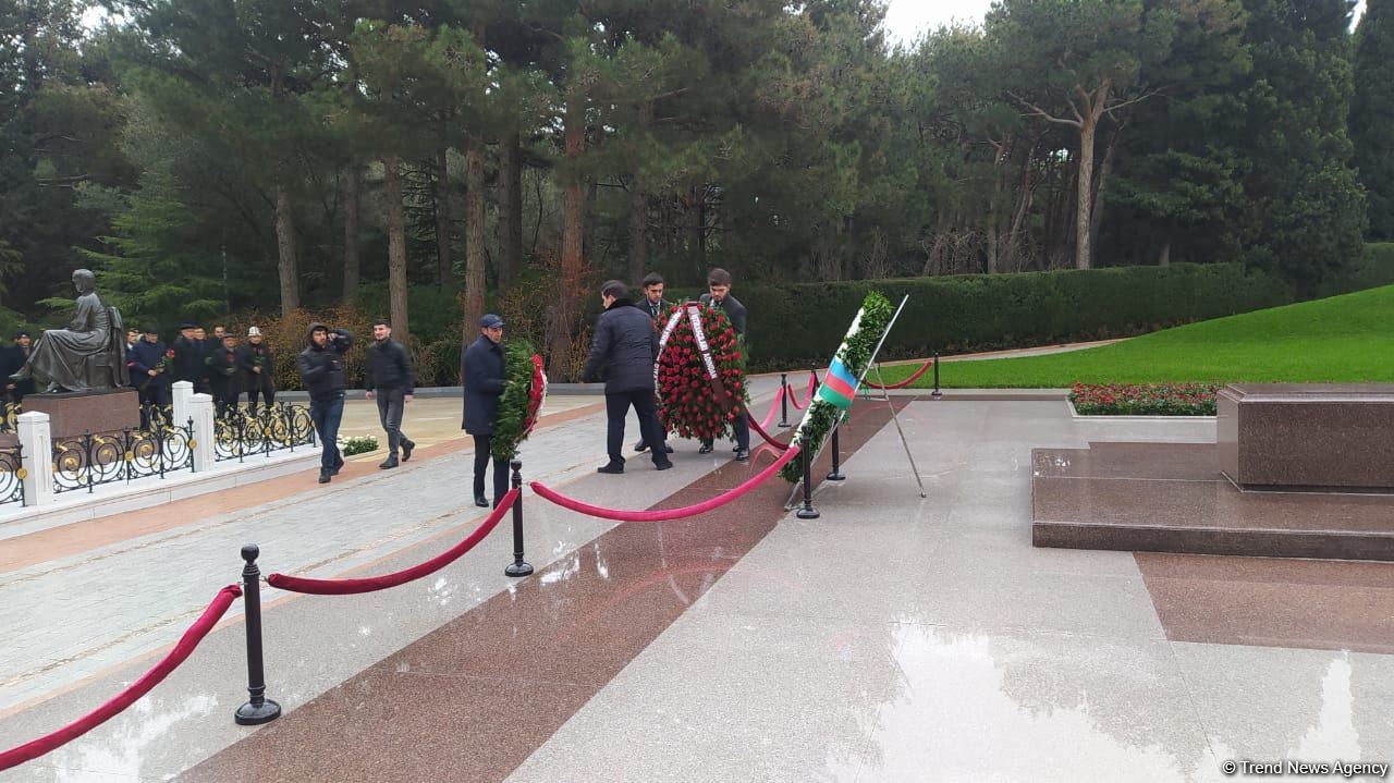 TDT-nin Bakı-Şuşa forumunun iştirakçıları Fəxri və Şəhidlər xiyabanlarını ziyarət ediblər (FOTO)