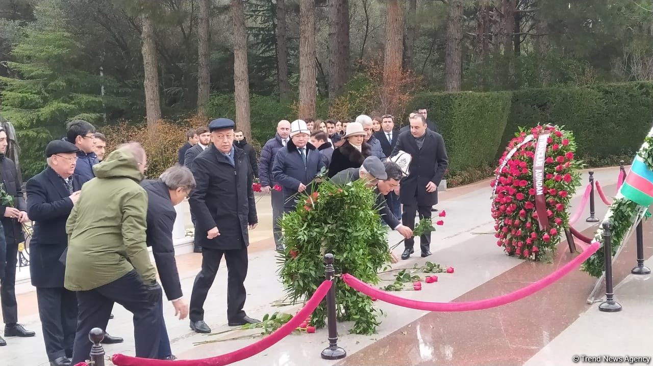 TDT-nin Bakı-Şuşa forumunun iştirakçıları Fəxri və Şəhidlər xiyabanlarını ziyarət ediblər (FOTO)