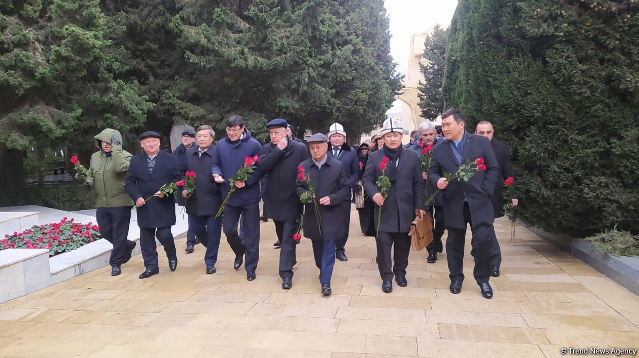 TDT-nin Bakı-Şuşa forumunun iştirakçıları Fəxri və Şəhidlər xiyabanlarını ziyarət ediblər (FOTO)