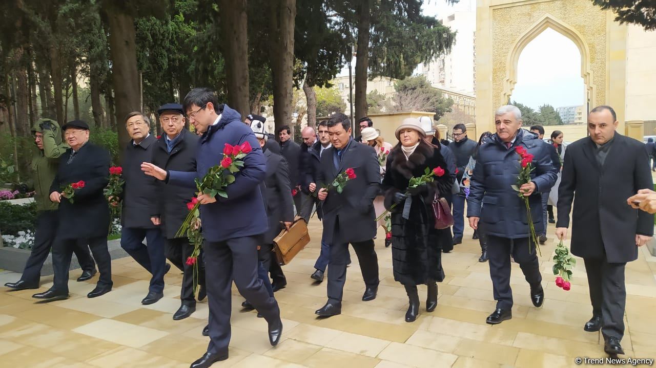 TDT-nin Bakı-Şuşa forumunun iştirakçıları Fəxri və Şəhidlər xiyabanlarını ziyarət ediblər (FOTO)