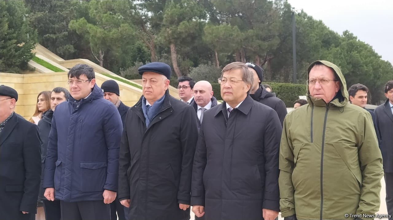 TDT-nin Bakı-Şuşa forumunun iştirakçıları Fəxri və Şəhidlər xiyabanlarını ziyarət ediblər (FOTO)