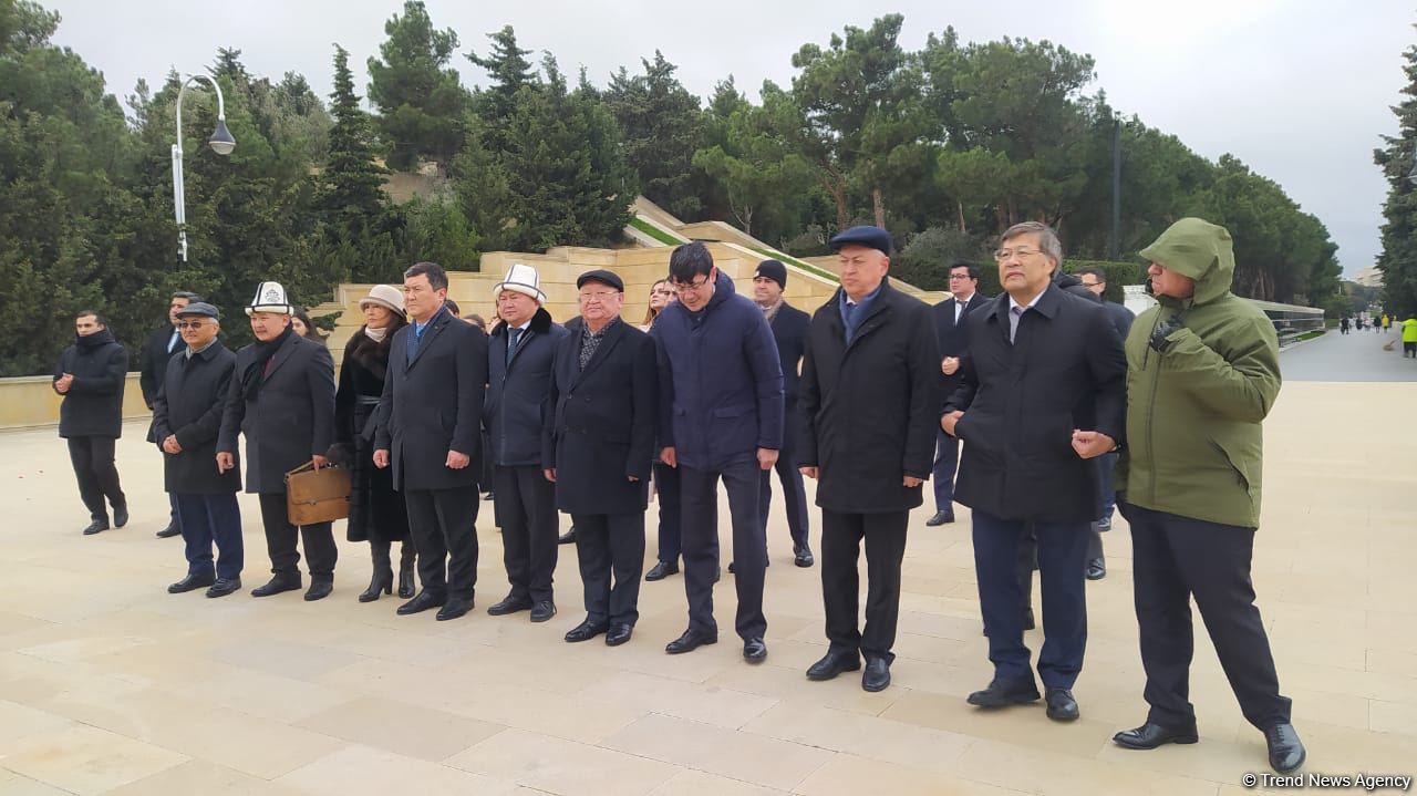 TDT-nin Bakı-Şuşa forumunun iştirakçıları Fəxri və Şəhidlər xiyabanlarını ziyarət ediblər (FOTO)