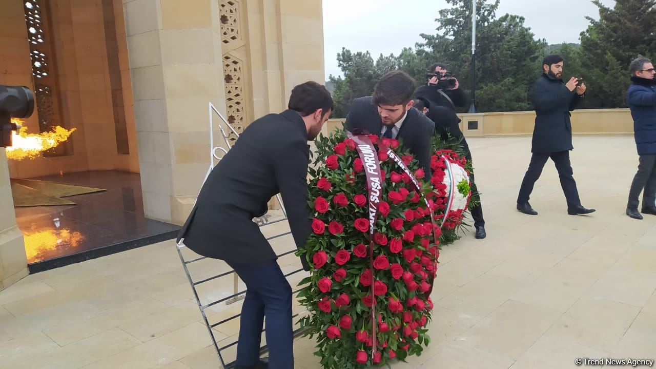 TDT-nin Bakı-Şuşa forumunun iştirakçıları Fəxri və Şəhidlər xiyabanlarını ziyarət ediblər (FOTO)