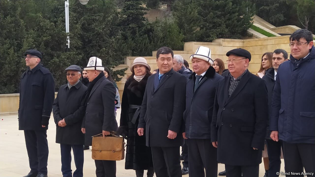 TDT-nin Bakı-Şuşa forumunun iştirakçıları Fəxri və Şəhidlər xiyabanlarını ziyarət ediblər (FOTO)