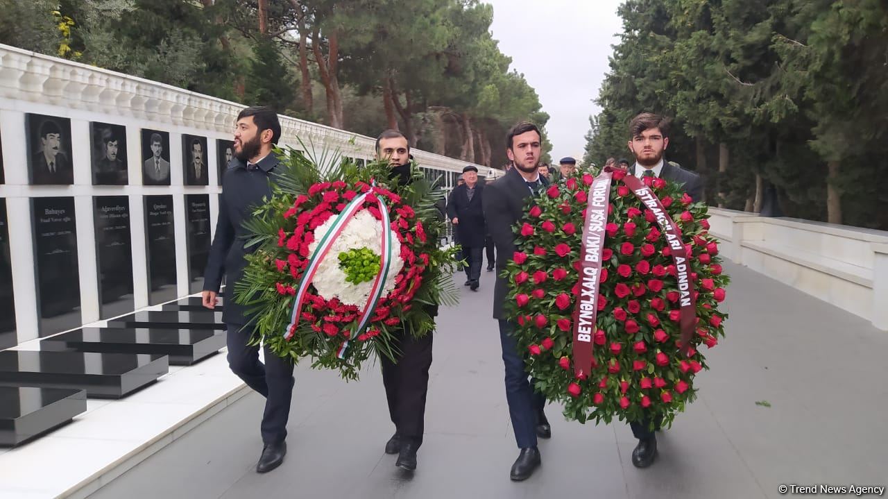 TDT-nin Bakı-Şuşa forumunun iştirakçıları Fəxri və Şəhidlər xiyabanlarını ziyarət ediblər (FOTO)