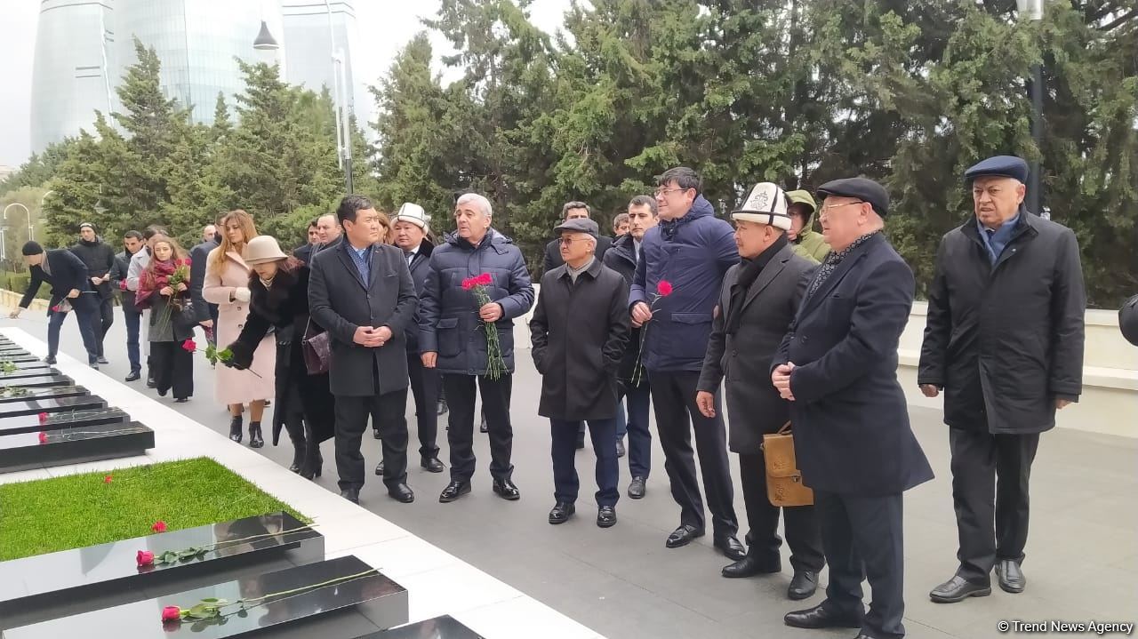 TDT-nin Bakı-Şuşa forumunun iştirakçıları Fəxri və Şəhidlər xiyabanlarını ziyarət ediblər (FOTO)