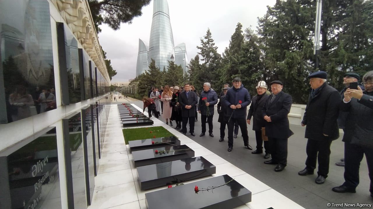 TDT-nin Bakı-Şuşa forumunun iştirakçıları Fəxri və Şəhidlər xiyabanlarını ziyarət ediblər (FOTO)