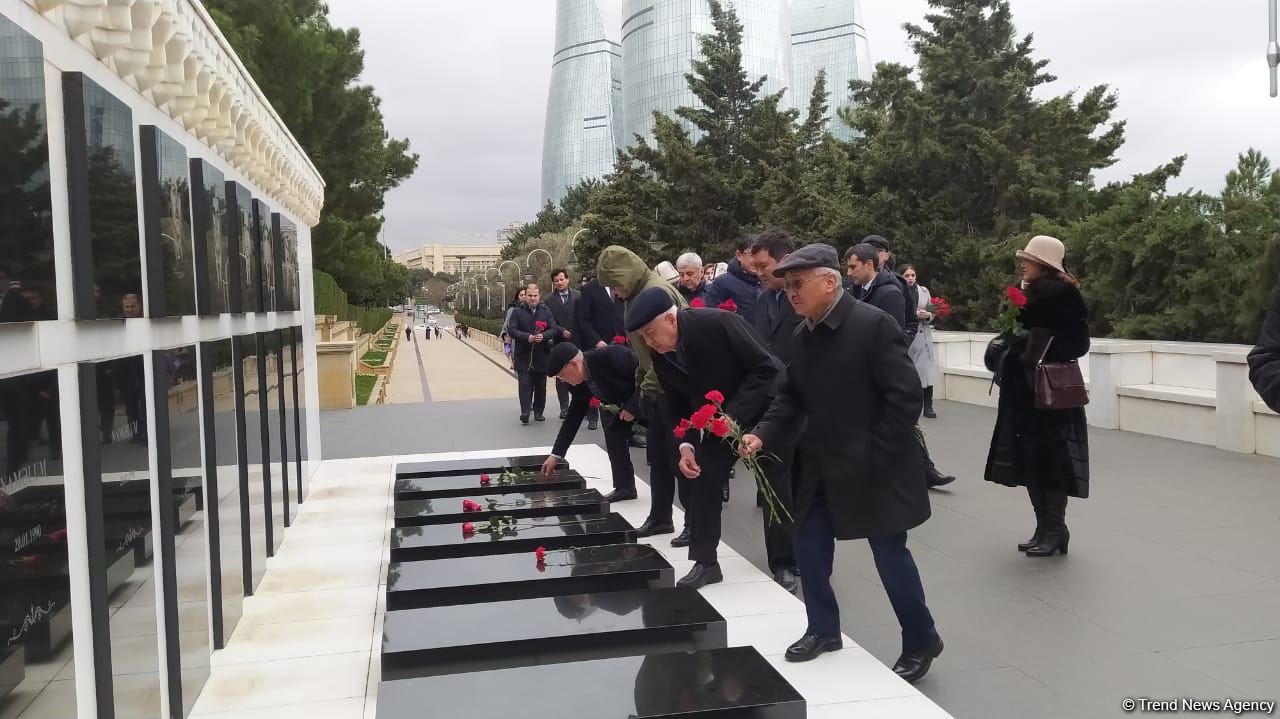 TDT-nin Bakı-Şuşa forumunun iştirakçıları Fəxri və Şəhidlər xiyabanlarını ziyarət ediblər (FOTO)