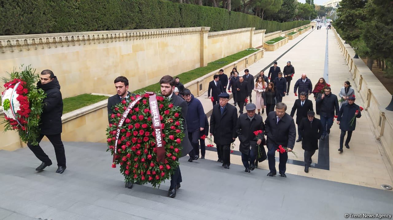 TDT-nin Bakı-Şuşa forumunun iştirakçıları Fəxri və Şəhidlər xiyabanlarını ziyarət ediblər (FOTO)