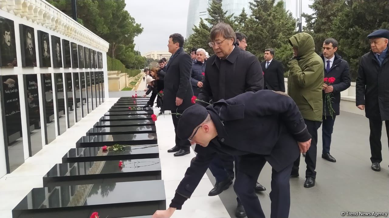 TDT-nin Bakı-Şuşa forumunun iştirakçıları Fəxri və Şəhidlər xiyabanlarını ziyarət ediblər (FOTO)