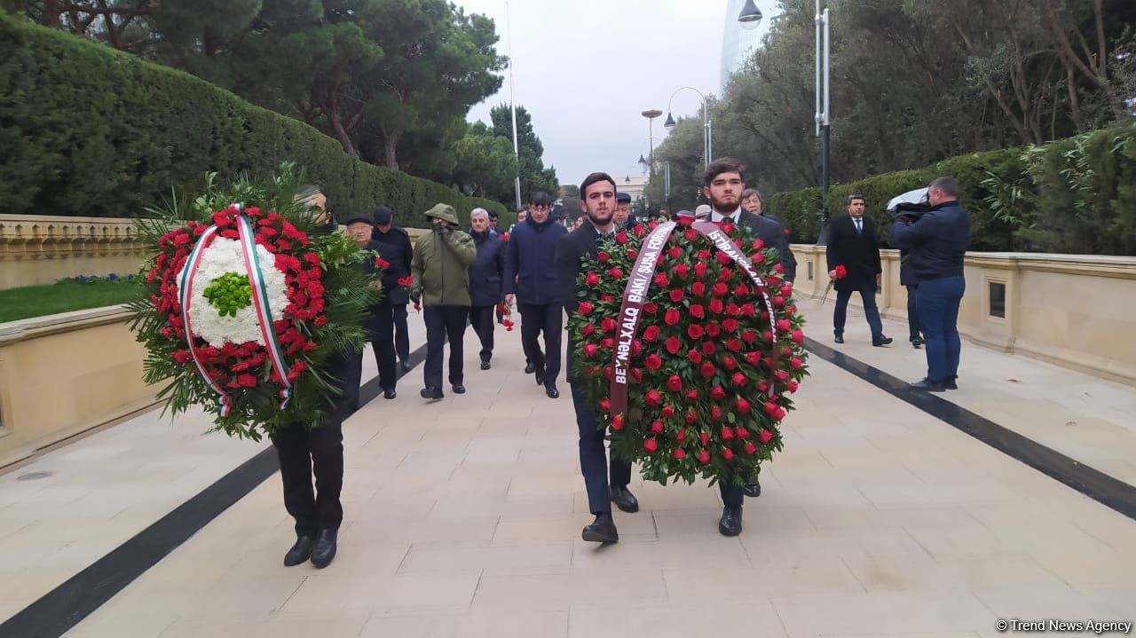 TDT-nin Bakı-Şuşa forumunun iştirakçıları Fəxri və Şəhidlər xiyabanlarını ziyarət ediblər (FOTO)