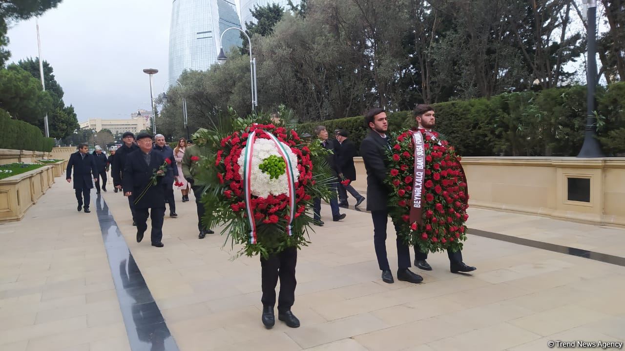TDT-nin Bakı-Şuşa forumunun iştirakçıları Fəxri və Şəhidlər xiyabanlarını ziyarət ediblər (FOTO)