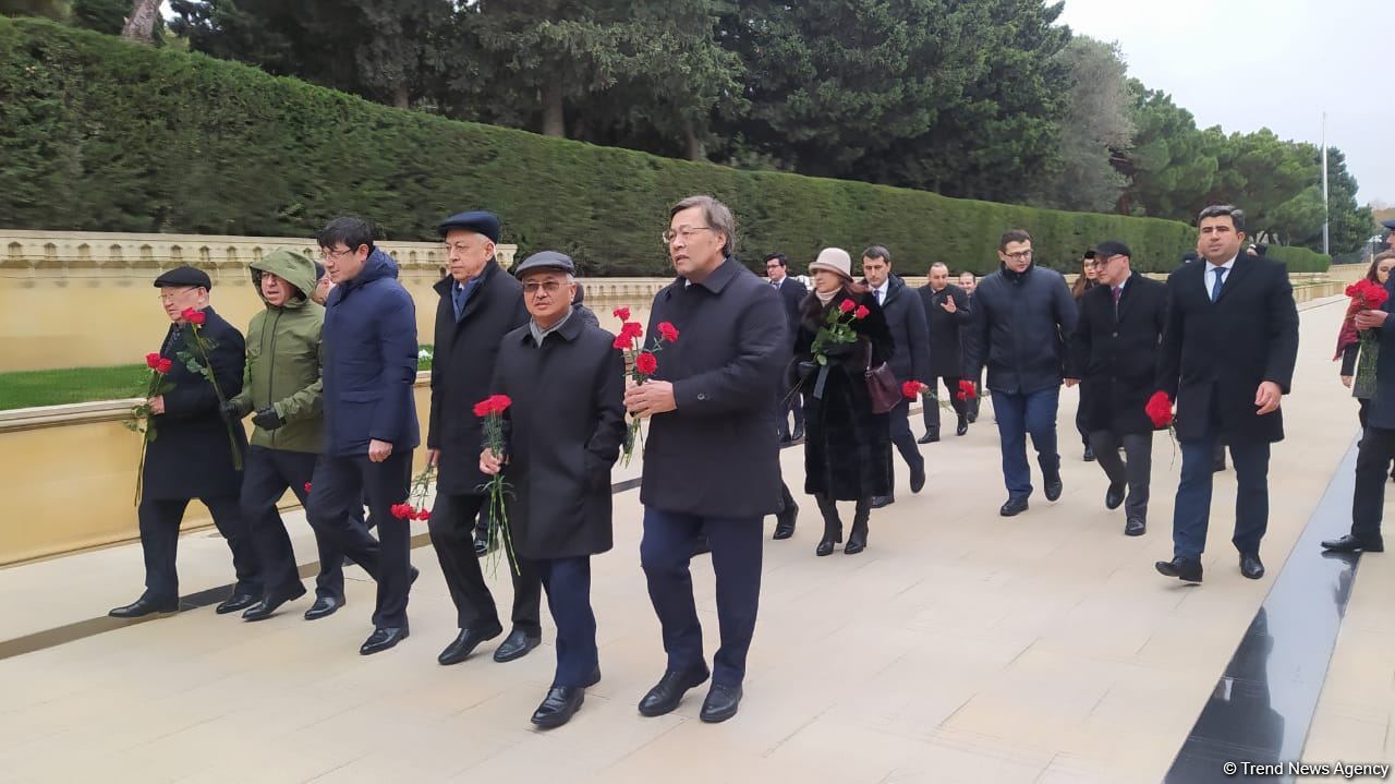 TDT-nin Bakı-Şuşa forumunun iştirakçıları Fəxri və Şəhidlər xiyabanlarını ziyarət ediblər (FOTO)