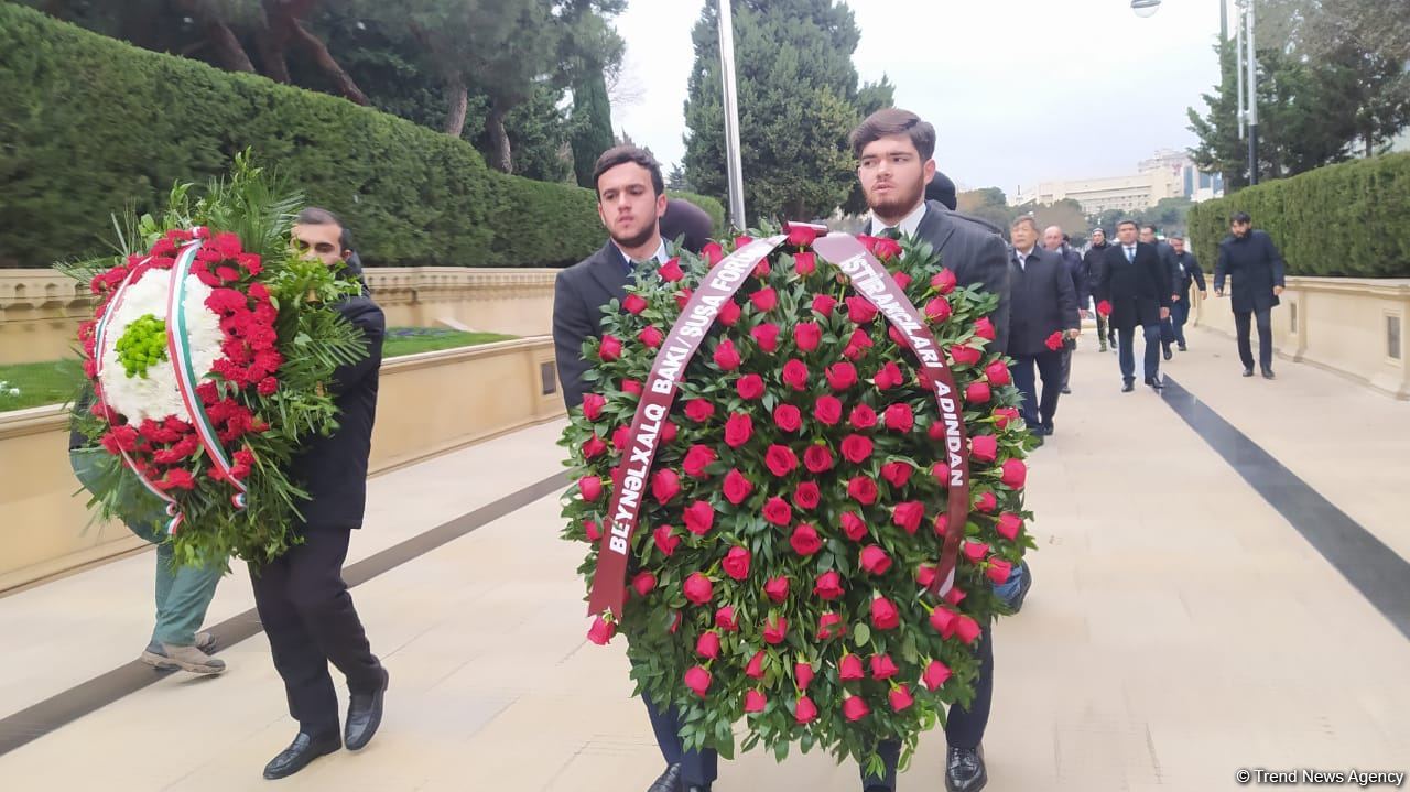 TDT-nin Bakı-Şuşa forumunun iştirakçıları Fəxri və Şəhidlər xiyabanlarını ziyarət ediblər (FOTO)