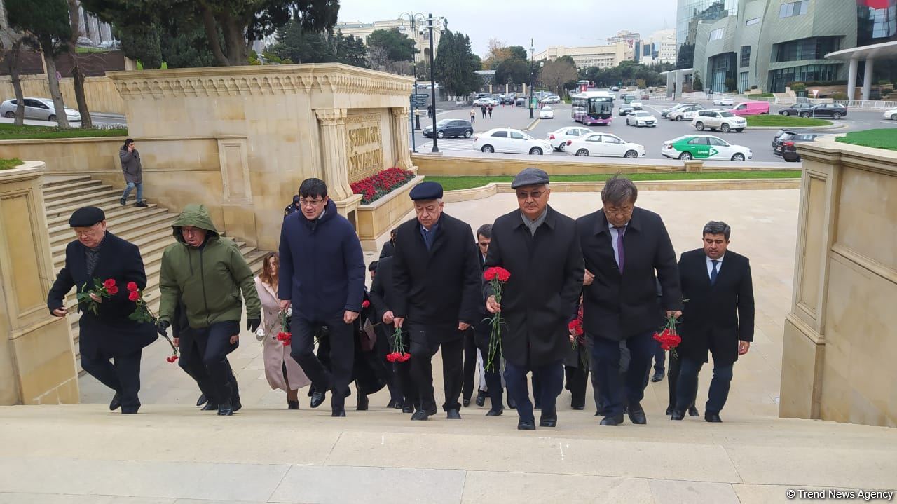 TDT-nin Bakı-Şuşa forumunun iştirakçıları Fəxri və Şəhidlər xiyabanlarını ziyarət ediblər (FOTO)