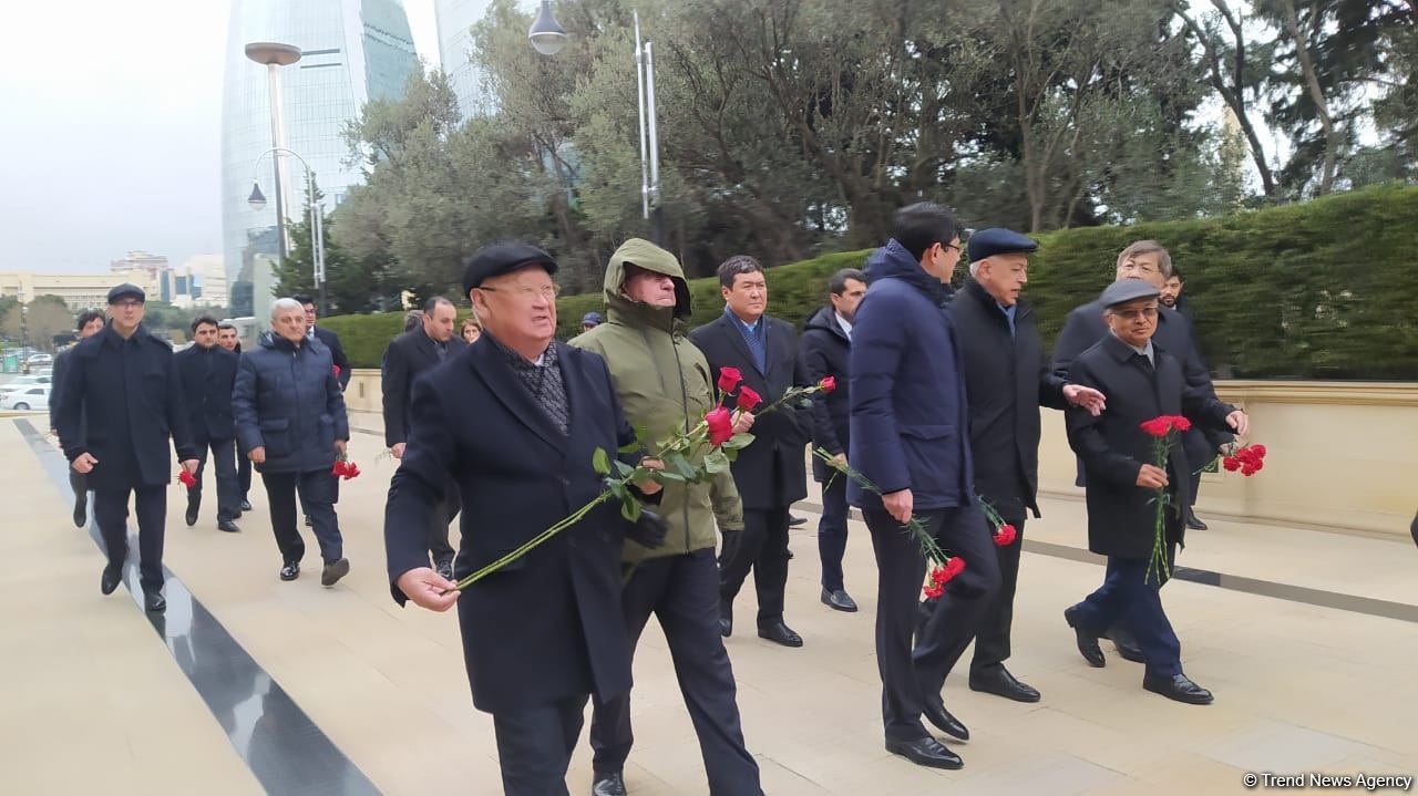 TDT-nin Bakı-Şuşa forumunun iştirakçıları Fəxri və Şəhidlər xiyabanlarını ziyarət ediblər (FOTO)