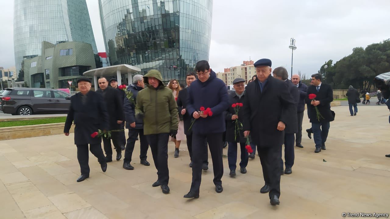 TDT-nin Bakı-Şuşa forumunun iştirakçıları Fəxri və Şəhidlər xiyabanlarını ziyarət ediblər (FOTO)