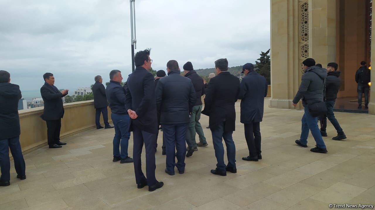 TDT-nin Bakı-Şuşa forumunun iştirakçıları Fəxri və Şəhidlər xiyabanlarını ziyarət ediblər (FOTO)