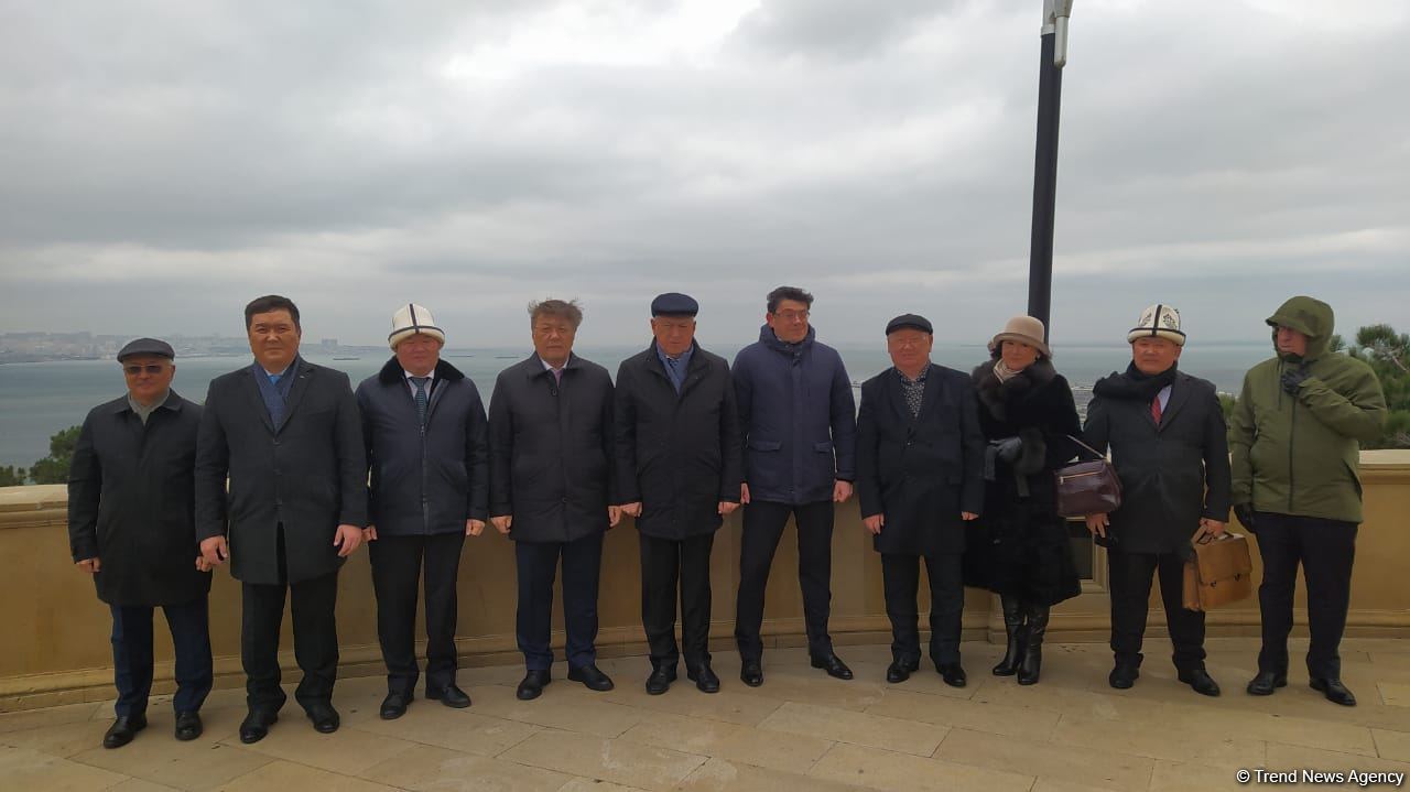 TDT-nin Bakı-Şuşa forumunun iştirakçıları Fəxri və Şəhidlər xiyabanlarını ziyarət ediblər (FOTO)