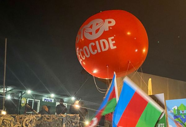 Şuşa-Xankəndi yolunda aksiya iştirakçıları üzərində "Ekoterrora son" yazılmış böyük şarlar qaldırıblar (FOTO)