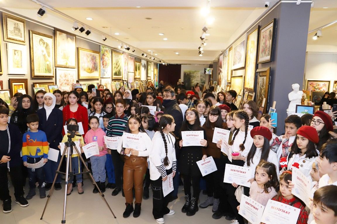 “Doğma diyar-Azərbaycan” respublika uşaq rəsm müsabiqəsinin yekun sərgisi (FOTO)