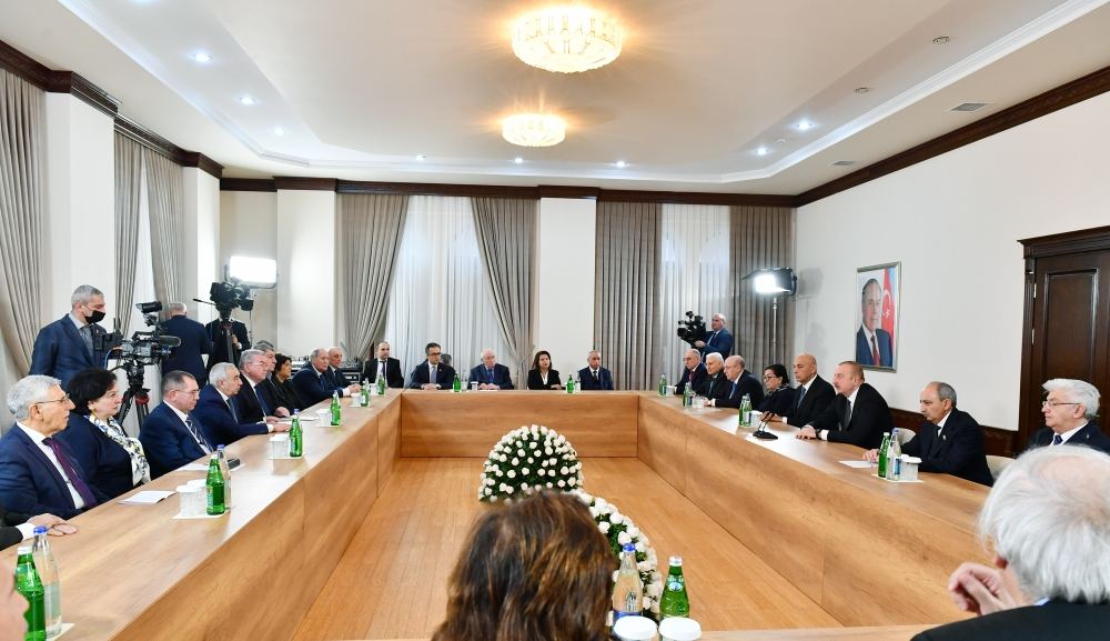 Prezident İlham Əliyev Qərbi Azərbaycan İcmasının inzibati binasında yaradılan şəraitlə tanış olub (FOTO/VİDEO) (YENİLƏNİB)
