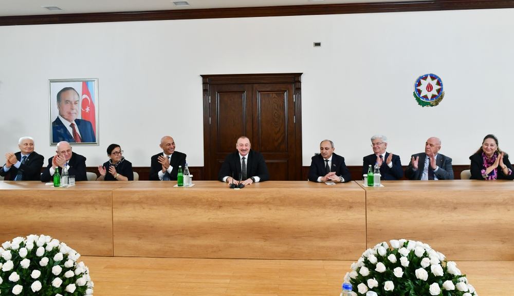 Prezident İlham Əliyev Qərbi Azərbaycan İcmasının inzibati binasında yaradılan şəraitlə tanış olub (FOTO/VİDEO) (YENİLƏNİB)