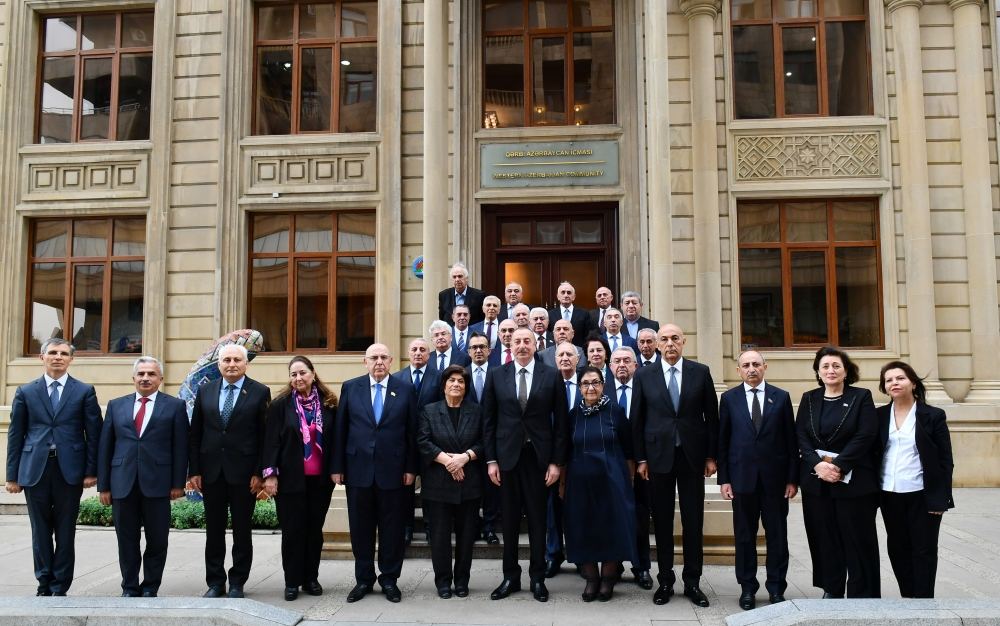 Prezident İlham Əliyev Qərbi Azərbaycan İcmasının inzibati binasında yaradılan şəraitlə tanış olub (FOTO/VİDEO) (YENİLƏNİB)