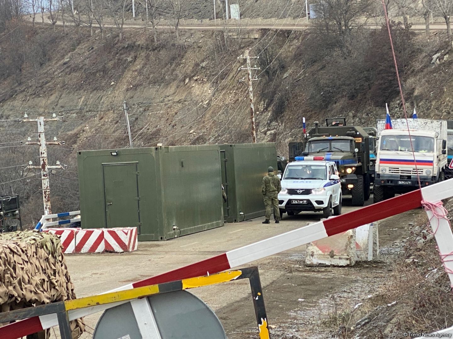 Sülhməramlıların 8 təminat avtomobili növbəti dəfə Laçın yolundan keçib (FOTO)