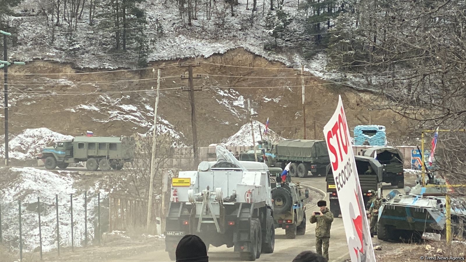 Sülhməramlıların 8 təminat avtomobili növbəti dəfə Laçın yolundan keçib (FOTO)