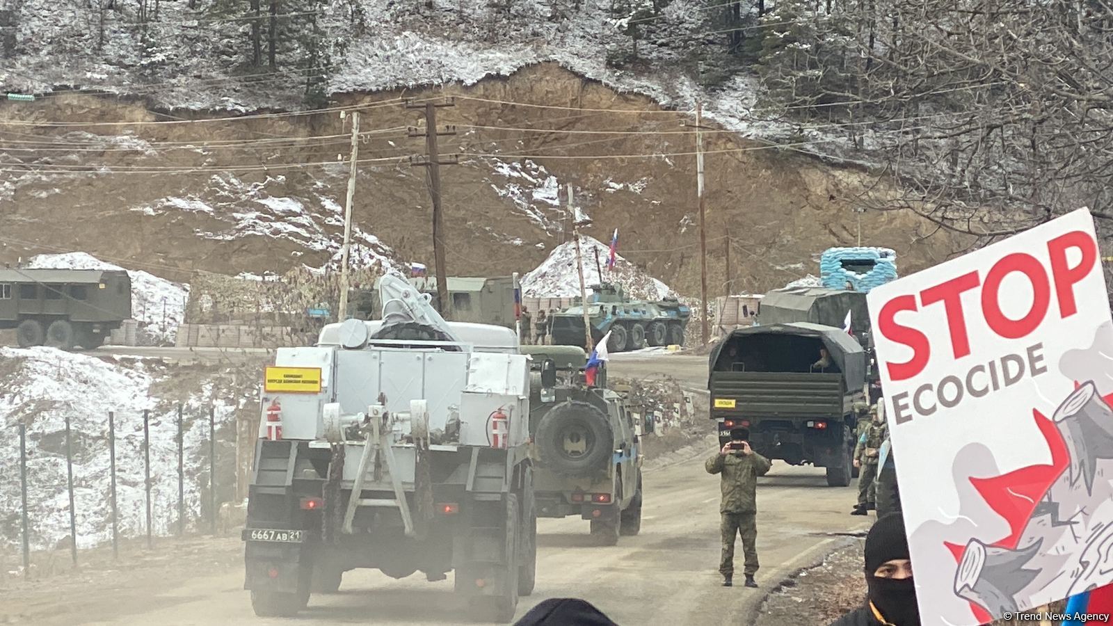 Sülhməramlıların 8 təminat avtomobili növbəti dəfə Laçın yolundan keçib (FOTO)